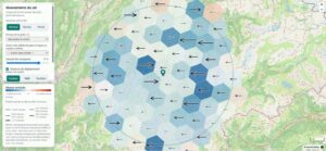 Carte d'un disque de 25 km autour de Saint-Julien-Montdenis, couvert d'hexagones majoritairement bleus (affaissement) et de flèches est-ouest, représentant la vitesse verticale moyenne 2020-2024.