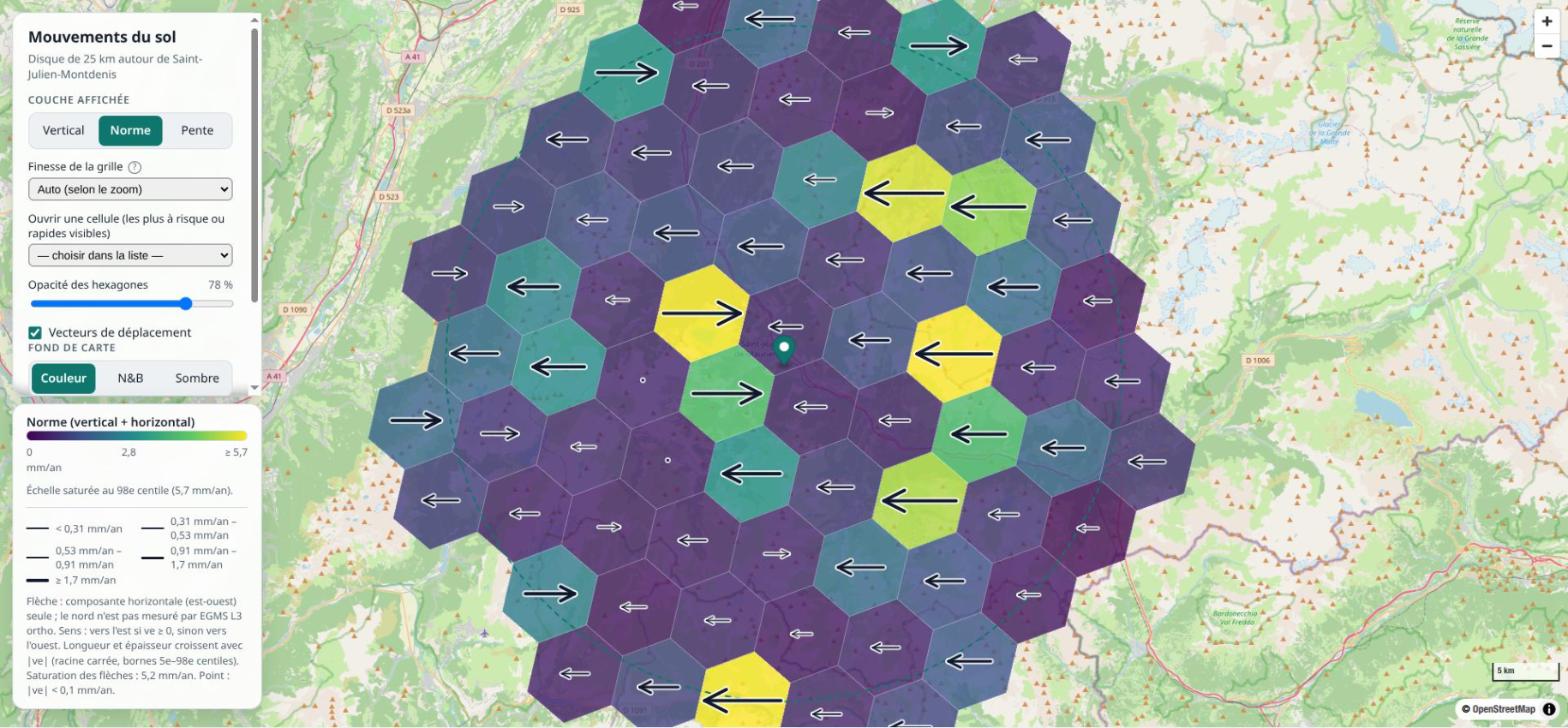 Carte d'un disque de 25 km couvert d'hexagones colorés du violet sombre au jaune selon la norme de la vitesse, avec des flèches est-ouest.