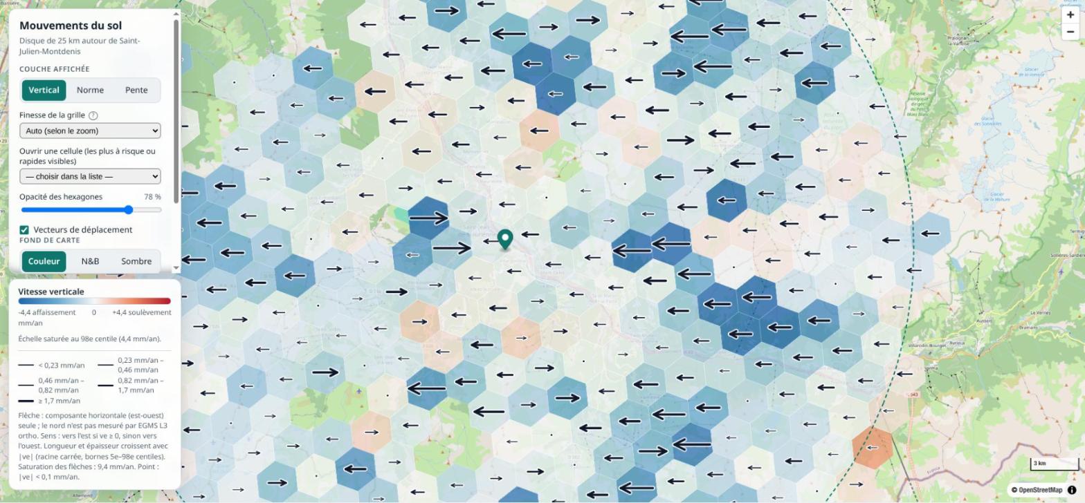 Carte d'un disque de 25 km couvert d'un grand nombre de petits hexagones bleus et orangés, avec des flèches est-ouest, au niveau de grille r7.