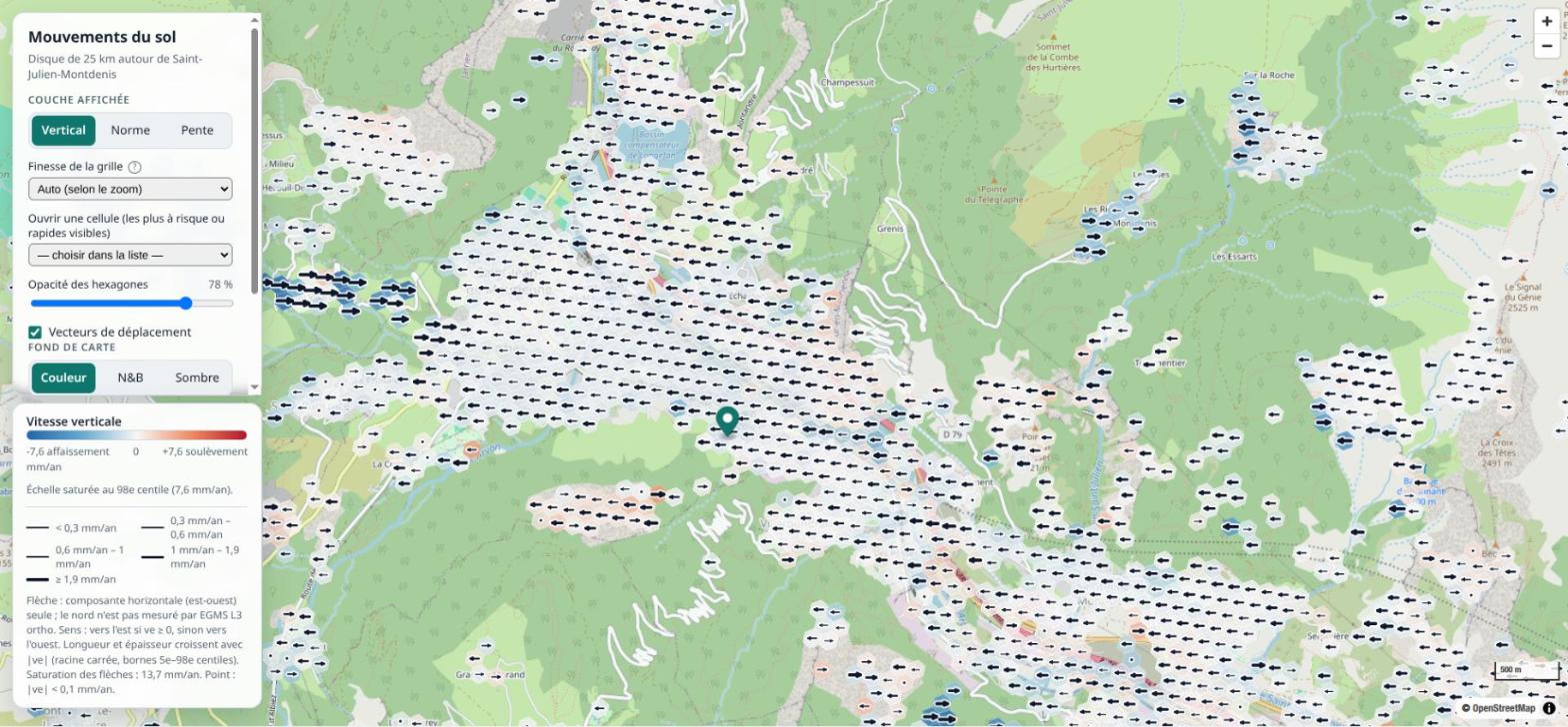 Carte d'un disque de 25 km couverte de petits hexagones isolés, dont la plupart sont bleus ou pâles, avec des flèches est-ouest sur les zones où des points de mesure existent.