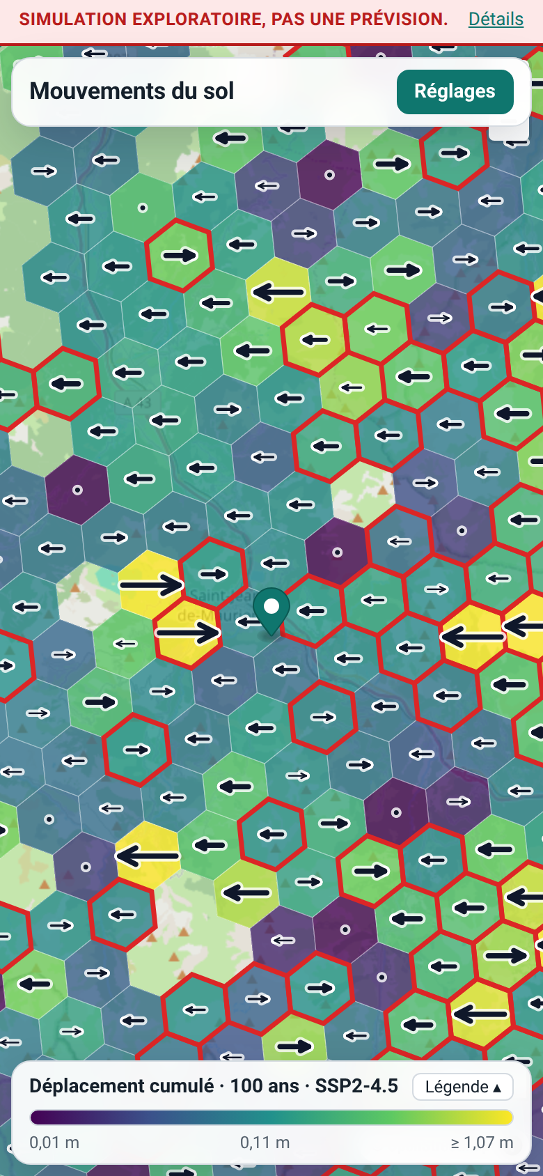 Écran de téléphone en mode simulation, avec la carte colorée du déplacement cumulé à 100 ans.